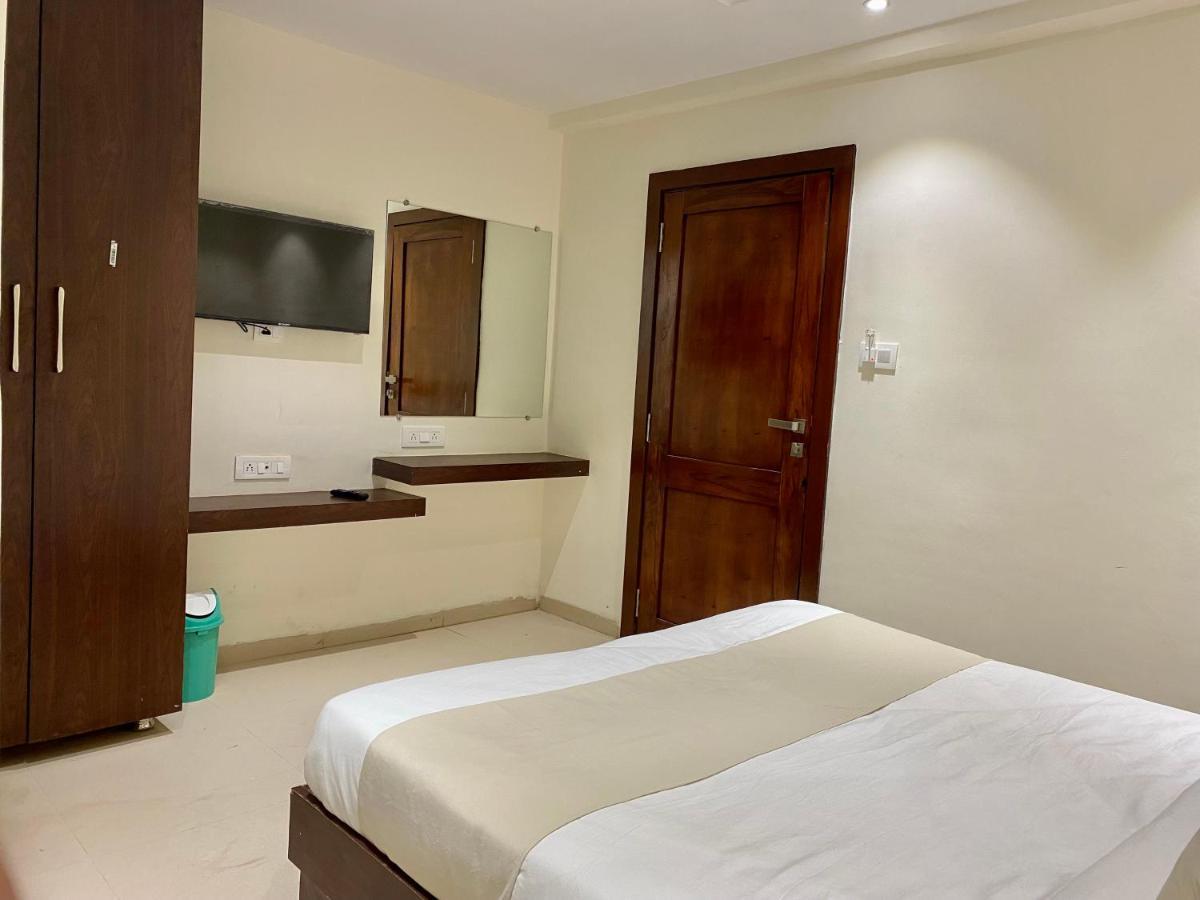 Hotel Vrindavan Palace Indore Exteriör bild
