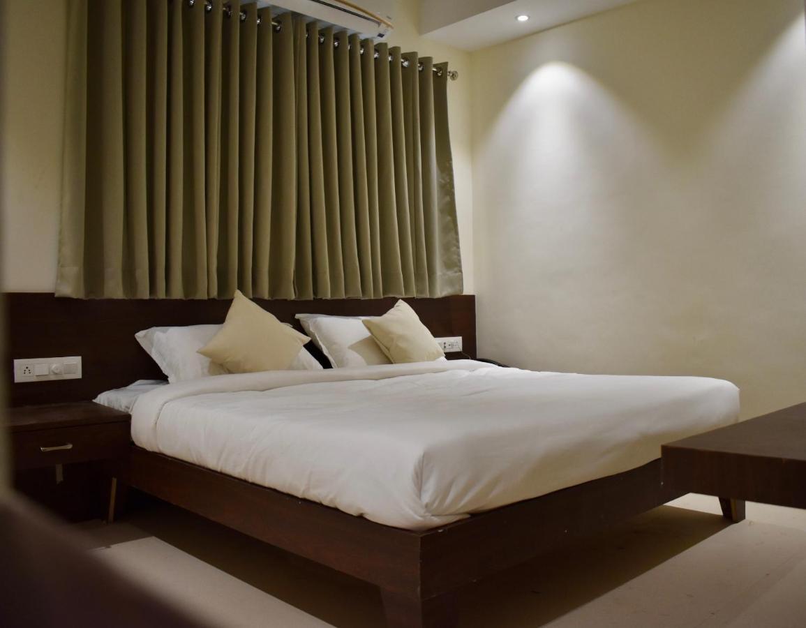 Hotel Vrindavan Palace Indore Exteriör bild