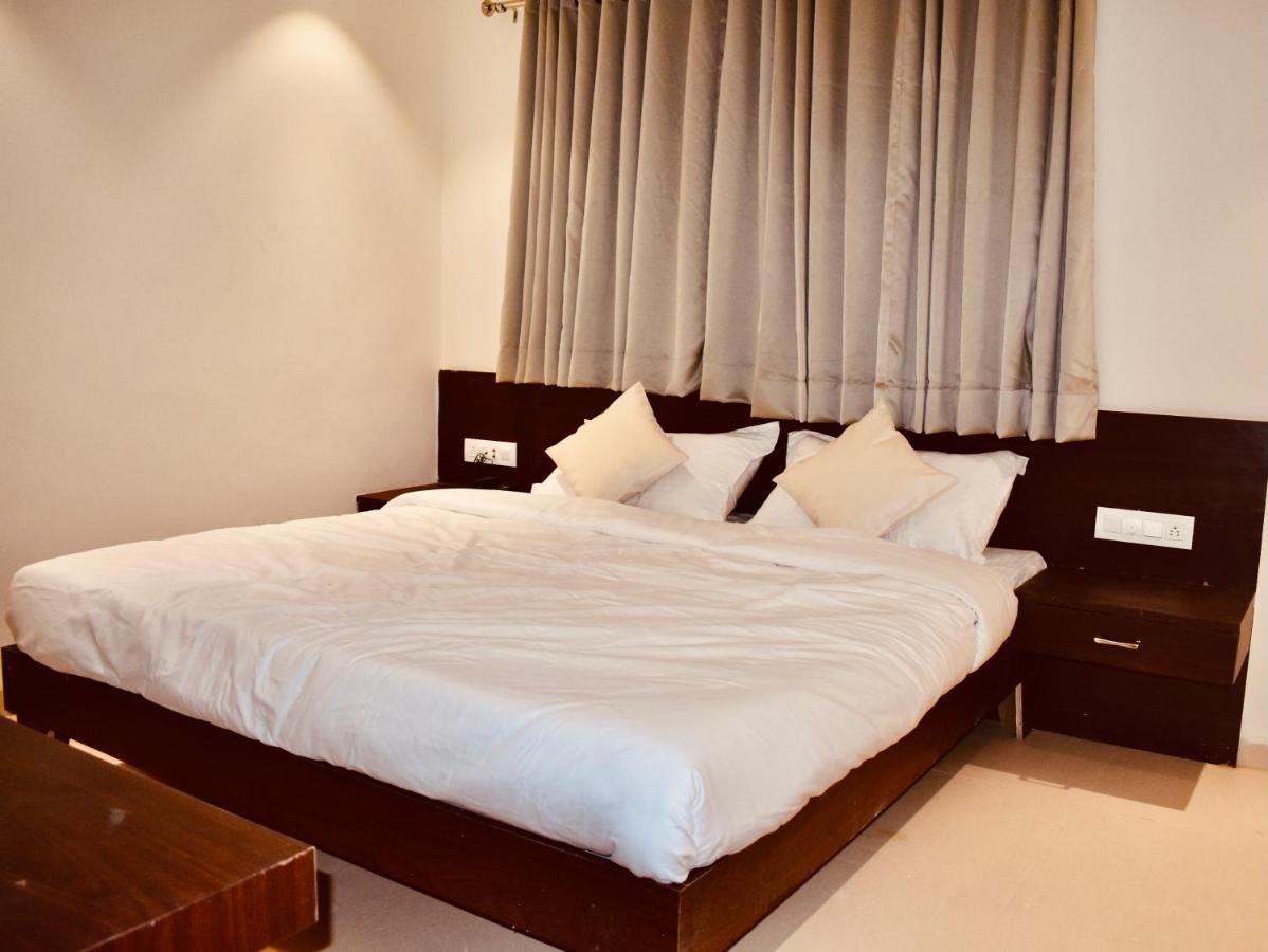 Hotel Vrindavan Palace Indore Exteriör bild