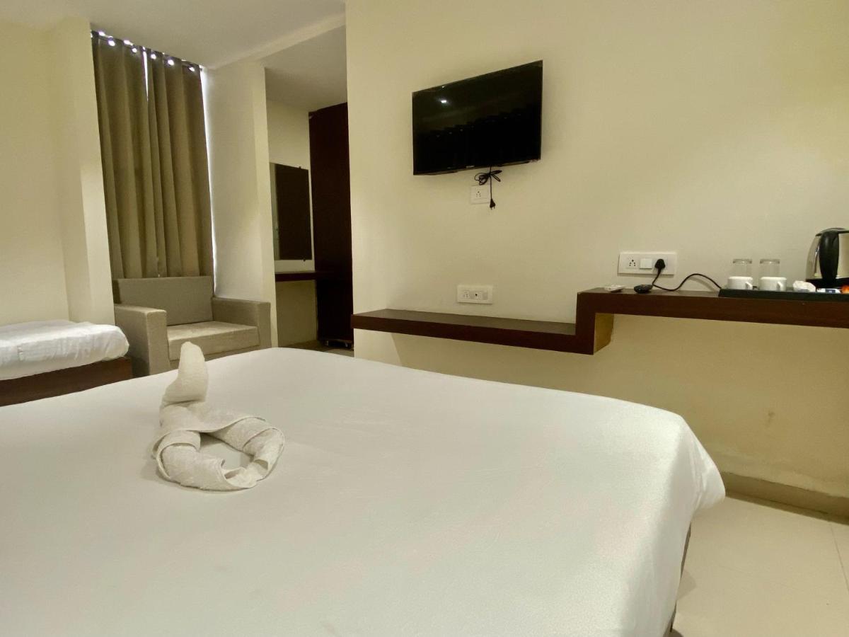 Hotel Vrindavan Palace Indore Exteriör bild