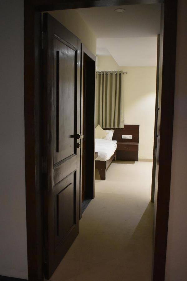 Hotel Vrindavan Palace Indore Exteriör bild