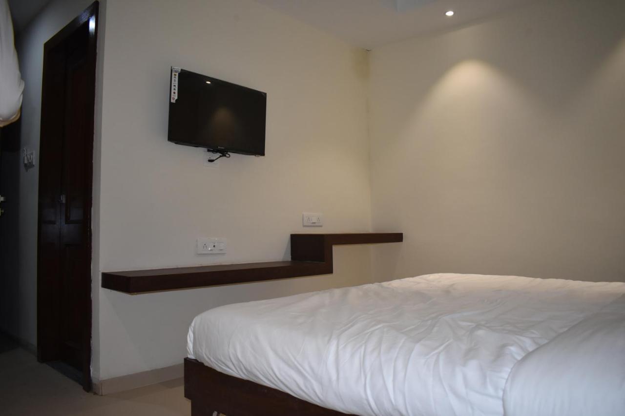 Hotel Vrindavan Palace Indore Exteriör bild