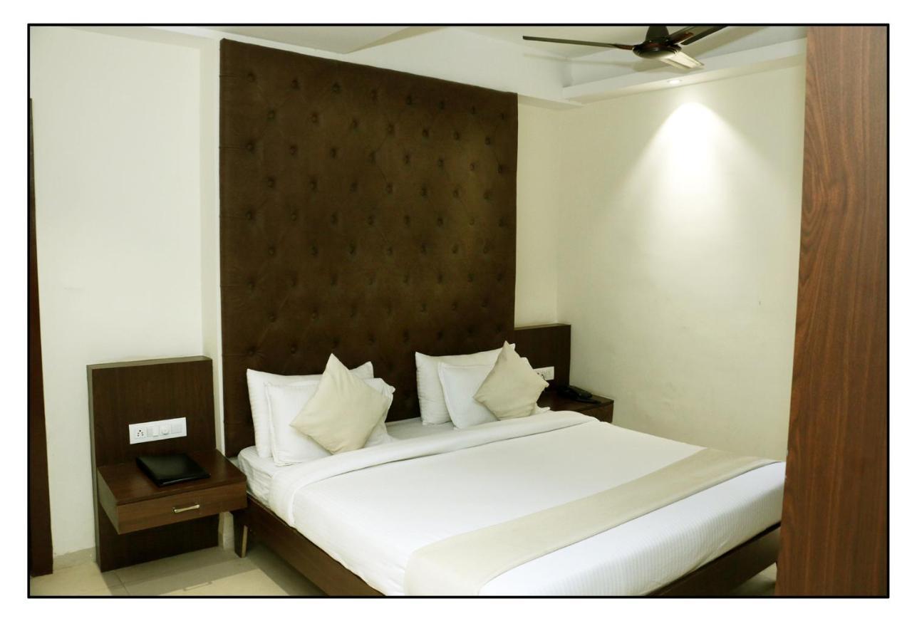 Hotel Vrindavan Palace Indore Exteriör bild