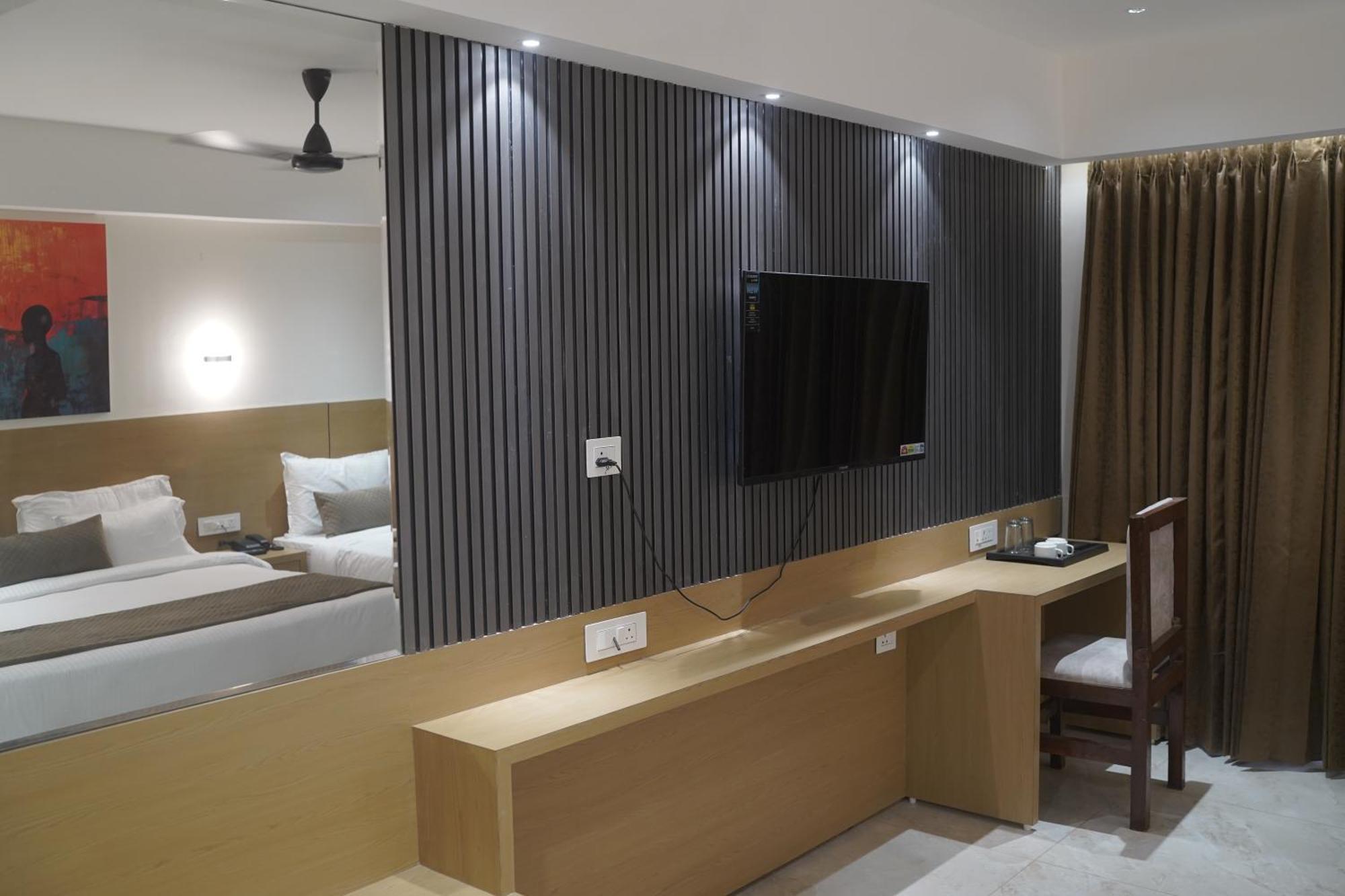 Hotel Vrindavan Palace Indore Exteriör bild