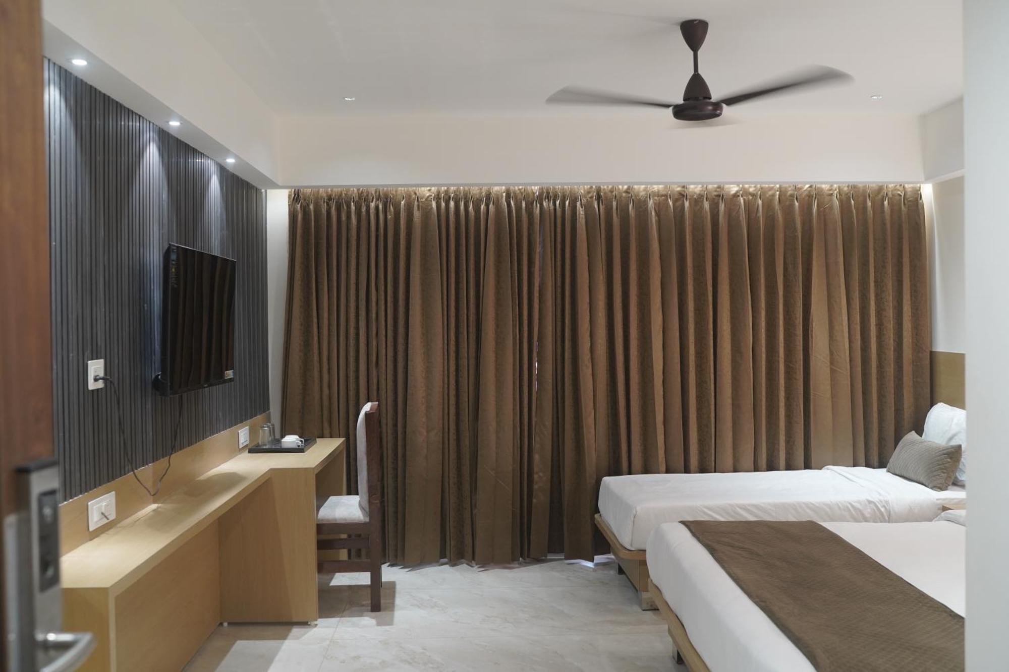 Hotel Vrindavan Palace Indore Exteriör bild